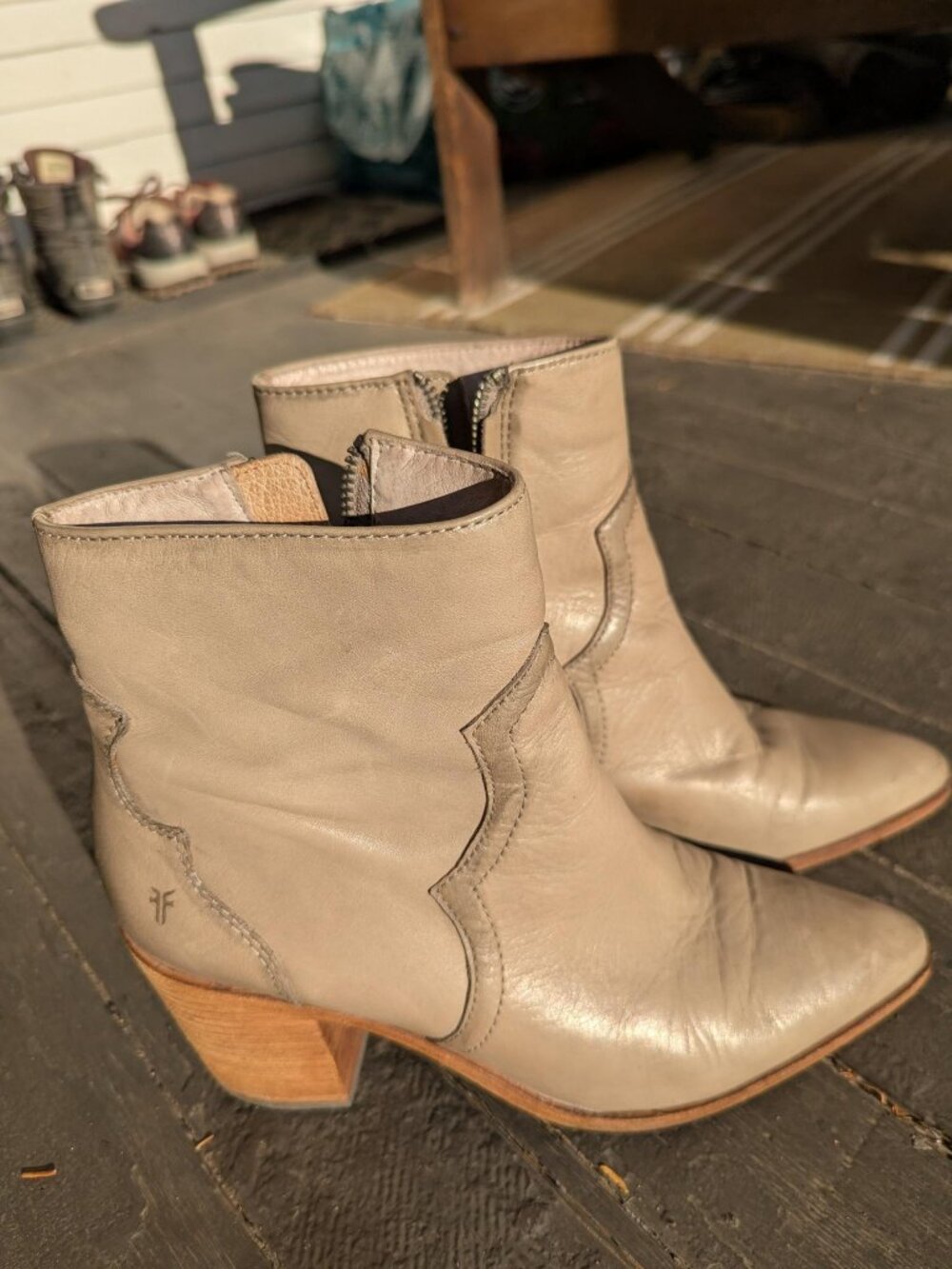GORGEOUS FRYE BOOTS  3"